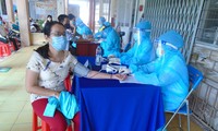 Nhân viên y tế TPHCM tiêm vắc xin phòng COVID-19 cho người dân