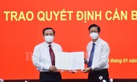 Ông Phạm Đức Hải (phải) nhận quyết định bổ nhiệm từ Bí thư Thành uỷ Nguyễn Văn Nên. Ảnh: Thành uỷ TPHCM