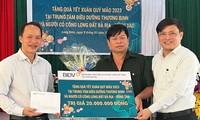 BIDV và báo Tiền Phong tặng quà, chúc Tết thương bệnh binh Trung tâm điều dưỡng Long Hải 