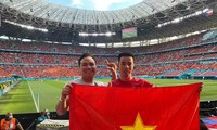 Cổ động viên Việt Nam có mặt trên sân Puskás Aréna cổ vũ cho hai đội Hà Lan và CH Séc