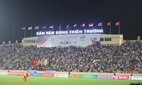 Sân Thiên Trường phủ kín cổ động viên dù không có đội tuyển U23 Việt Nam thi đấu tại đây. Ảnh Như Ý