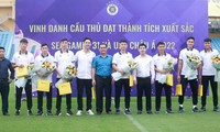 Vừa tới sân tập, các tuyển thủ U23 Việt Nam của CLB Hà Nội đã nhận 3 tỷ đồng