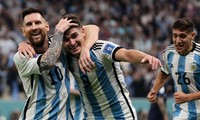 Messi và Alvarez ăn mừng bàn thắng cho Argentina. Ảnh AFP
