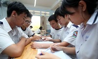 Học sinh lớp 12 Trường THPT Bùi Thị Xuân (TP.HCM) học nhóm môn văn chiều 10.4 - Ảnh: Đào Ngọc Thạch
