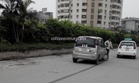 Xe Trung Quốc đang đi rụng bánh trên phố Hà Nội