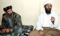 Bin Laden (phải) ở Afghanistan năm 1997. Cạnh hắn là một băng cátsét.