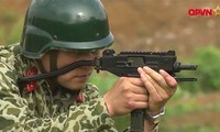 Xem đặc công Việt Nam tấn công mục tiêu bằng tiểu liên Micro Uzi