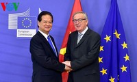 Đêm 2/12/2015 theo giờ Việt Nam, tại trụ sở Liên minh Châu Âu ở Thủ đô Brussels, Vương quốc Bỉ, Thủ tướng Nguyễn Tấn Dũng cùng Chủ tịch Ủy ban Châu Âu Jean-Claude Juncker đã chứng kiến Lễ ký Thỏa thuận chính thức kết thúc đàm phán EVFTA.