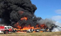 Máy bay B-52 bốc cháy ngay trên đường băng. (Ảnh: BBC)