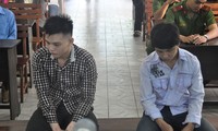 Hai bị cáo Ôn Thành Tân (phải) và Nguyễn Hoàng Tuấn tại phiên tòa. Ảnh Việt Văn
