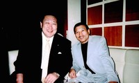 Hidetoshi Tanaka (bên trái) ngồi cạnh ông trùm Shinobu Tsukasa trong một hộp đêm ở Nagoya. Ảnh: VICE.