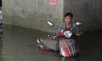 Cả nghìn xe máy tại bãi xe trên đường Nguyễn Siêu (quận 1) bị nhấn chìm trong cơn mưa chiều tối qua.