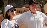 Hoa hậu hoàn vũ Alicia Machado và Trump vào năm 1997. Ảnh: AP