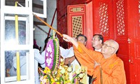 Hoà thượng Thích Tịnh Liên, Phó Tăng trưởng Việt tông Phật giáo tại Thái Lan, trụ trì chùa Cảnh Phước dâng đèn khai lễ