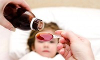  Thuốc hạ sốt là loại thuốc không thể thiếu trong mỗi gia đình có trẻ nhỏ. Ảnh: suckhoedoisong.vn.