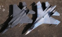 Chiến đấu cơ F-15 và Su-27 (phải)