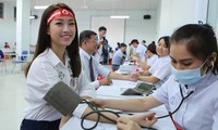 Hoa hậu Mỹ Linh xinh tươi rạng rỡ đi hiến máu