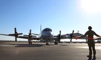 Máy bay RAAF P3 Orion trở về từ chuyến bay đầu tiên tại Căn cứ Quân sự Pearce vào ngày 27/3/2014 ở Perth, Australia. 6 quốc gia đã tham gia vào cuộc tìm kiếm ban đầu sau khi MH370 được cho là đã rơi xuống phía nam Ấn Độ Dương và khiến tất cả hành khách th