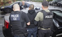 Nhiều người nhập cư bị đặc vụ ICE bắt giữ và trục xuất trong các cuộc vây ráp. Ảnh: Reuters