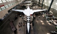 Dây chuyền nâng cấp máy bay Tu-160M2. Ảnh: Livejournal.