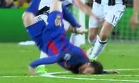 Messi bị ngã dập mặt xuống sân khá nguy hiểm
