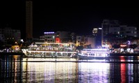 Du khách có thể thưởng ngoạn pháo hoa trên các tàu du lịch đủ điều kiện chở khách trên sông Hàn. Ảnh: Thanh Trần. 