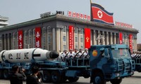Triều Tiên khoe tên lửa phóng từ tàu ngầm trong lễ duyệt binh hồi tháng 4. Ảnh: Reuters