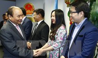 Thủ tướng Nguyễn Xuân Phúc đến thăm và nói chuyện với cán bộ, nhân viên Phái đoàn Đại diện thường trực Việt Nam tại Liên hợp quốc. (Ảnh: Thống Nhất/TTXVN)
