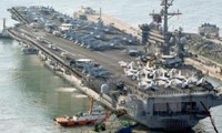 Tàu USS Carl Vinson tới cảng Busan, Hàn Quốc ngày 15/3. (Nguồn: Kyodo/TTXVN)
