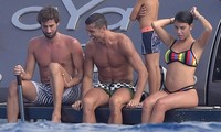 Bạn gái Ronaldo lộ bụng bầu khi mặc bikini