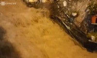 Nước lũ đổ về Sapa. Video: Viết Mai