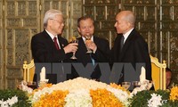 Quốc vương Campuchia Norodom Sihamoni nâng cốc chúc mừng Tổng Bí thư Nguyễn Phú Trọng. (Ảnh: Trí Dũng/TTXVN)