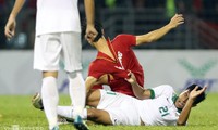 Mục kích các pha xấu chơi của cầu thủ Indonesia với Việt Nam