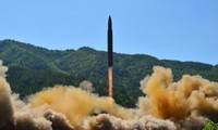 Tên lửa đạn đạo liên lục địa Hwasong-14 của Triều Tiên rời bệ phóng vào tháng 7/2017. Ảnh: KCNA.