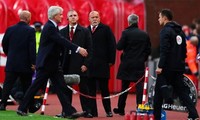 Mourinho bước đi, không thèm bắt tay người đồng nghiệp. Ảnh: Reuters.