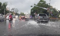 Thành phố Vinh mưa như trút nước trước bão