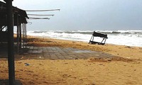 Người dân ven biển TT-Huế cần cảnh giác với sóng dữ trước bão để tránh tai nạn đáng tiếc như tại bãi biển Điền Lộc, huyện Phongg Điền.