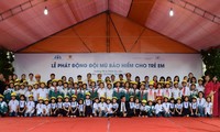 Trao tặng 1.500 mũ bảo hiểm cho trẻ em Yên Bái