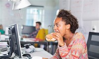 Ăn trưa vội vã tại bàn làm việc có hại hơn bạn nghĩ - Ảnh minh họa: INTERNET