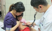 Bác sĩ khám cho bệnh nhi tại khoa Nhi Bệnh viện Bạch Mai.