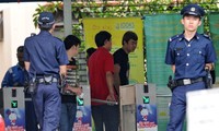 Giới chức di trú Singapore trong một cuộc kiểm tra ngoại kiều. (Ảnh minh họa: BBC)