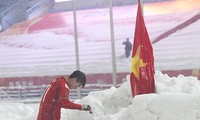 Duy Mạnh cắm cờ và cúi đầu chào trên sân vận động Thường Châu. Ảnh: Linh AFC.