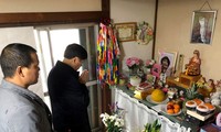 Đại sứ Nguyễn Quốc Cường (áo đen) đến thắp hương cho bé Nhật Linh tại tỉnh Chiba hôm 2/2. Ảnh: Facebook Đại sứ Nguyễn Quốc Cường.