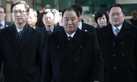 Phó Chủ tịch đảng Lao động Triều Tiên Kim Yong-chol (giữa) tại Hàn Quốc. (Nguồn: Korea Herald)