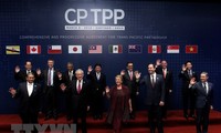 Bộ trưởng Bộ Công thương Trần Tuấn Anh (thứ nhất, phải, hàng sau) cùng đại diện 10 nước tham gia lễ ký Hiệp định CPTPP. (Nguồn: AFP/ TTXVN)