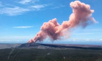 Mục kích dung nham đỏ rực phun trào từ miệng núi lửa Hawaii