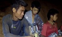 Huấn luyện viên đội bóng thiếu niên Thái Lan và các em mắc kẹt trong hang Tham Luang. Ảnh: CNN.
