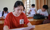 Thí sinh Nghệ An làm thủ tục dự thi THPT quốc gia chiều 24/7. Ảnh: Nguyễn Hải. 