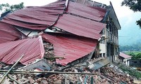 Một phần căn nhà hai tầng ở trường Tiểu học Phú Nghiêm đổ sập. Ảnh: Lam Sơn.