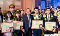 Thủ khoa Đào Tuấn Anh (thứ 2 từ phải sang) chụp ảnh lưu niệm cùng Phó Thủ tướng Trương Hòa Bình trong lễ trao thưởng "Sinh viên 5 tốt" cấp Trung ương. 